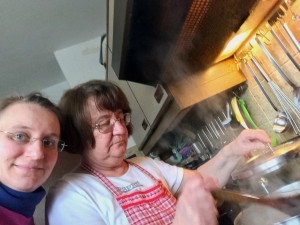 DrMama und ich beim Kochen der Kohlrabisuppe